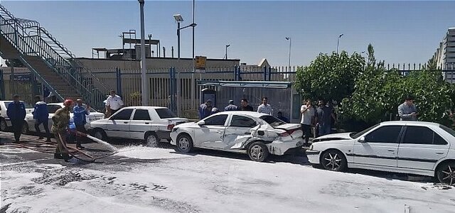 واژگون کامیون کشنده با 8 خودروی سواری در غرب تهران