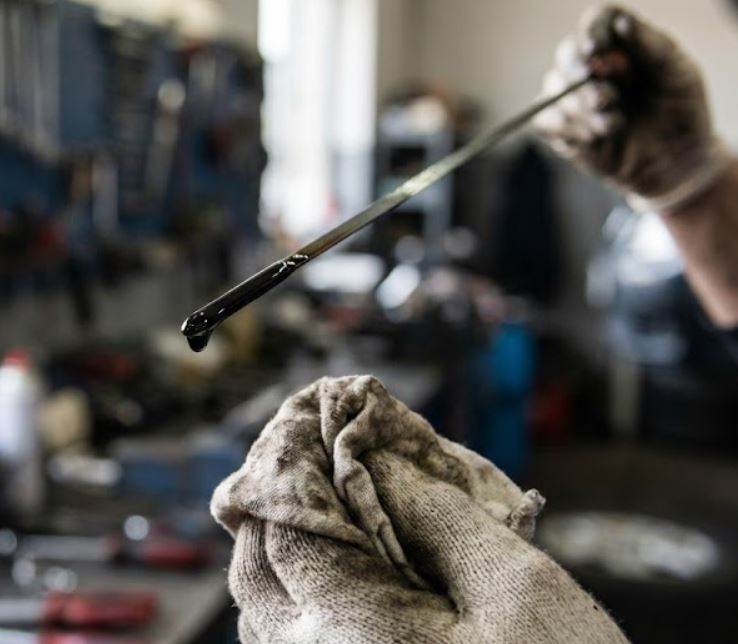 تست سلامت روغن موتور خودروهای کم&zwnj;کارکرد با گیج